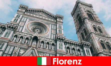 Florencja z wieloma historycznymi miastami sztuki przyciąga turystów z całego świata