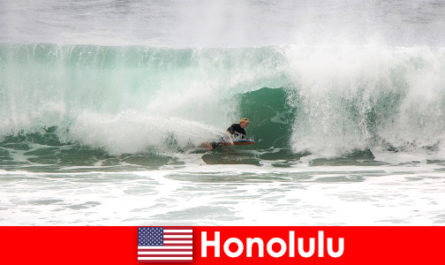 Raj na wyspie Honolulu oferuje idealne fale dla hobbystów i profesjonalnych surferów