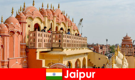 Imponujące pałace i najnowszą modę można znaleźć przez turystów w Jaipur w Indiach
