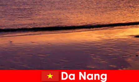 Da Nang to nadmorskie miasto w środkowym Wietnamie, popularne ze względu na piaszczyste plaże