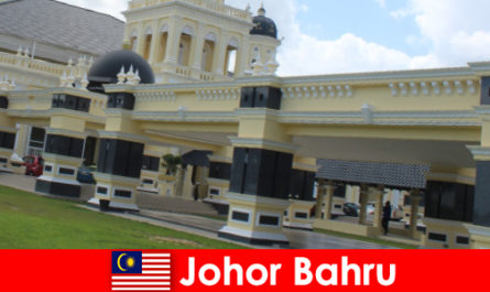 Johor Bahru miasto przy porcie przyciąga do starego meczetu nie tylko wiernych, ale także turystów