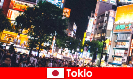 Tokio dla wczasowiczów w mieście migoczących neonów to idealne życie nocne