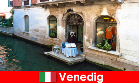 Czyste wrażenia z podróży dla turystów robiących zakupy na starym mieście Wenecji we Włoszech