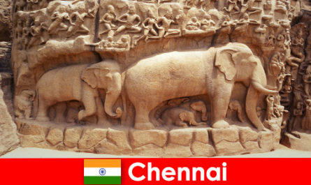 Nieznajomi są podekscytowani tradycyjnymi budynkami kulturowymi w Chennai w Indiach