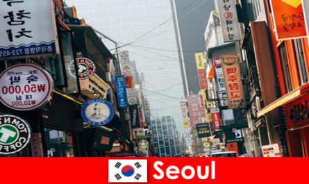 Seul w Korei ekscytujące miasto świateł i reklam dla nocnych turystów