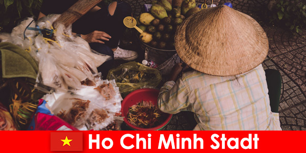 Cudzoziemcy próbują różnych straganów z jedzeniem w Ho Chi Minh City w Wietnamie