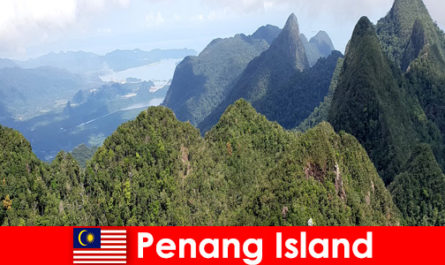 Urlopowicze odkrywają wspaniałe plenery kolejką linową na wyspie Penang w Malezji