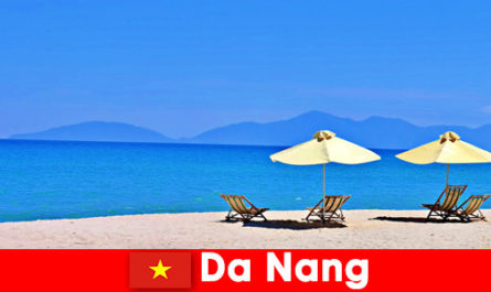 Turyści pakietowi odpoczywają na lazurowych plażach w Da Nang w Wietnamie