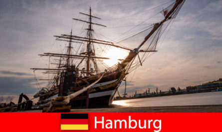 Niemcy Wyokrętowanie w porcie w Hamburgu na targ rybny dla podróżnych smakoszy