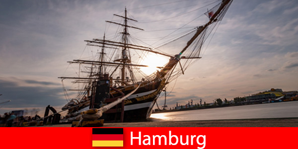 Niemcy Wyokrętowanie w porcie w Hamburgu na targ rybny dla podróżnych smakoszy