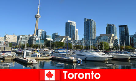 Toronto w Kanadzie to nowoczesna metropolia nad morzem, bardzo popularna wśród turystów miejskich