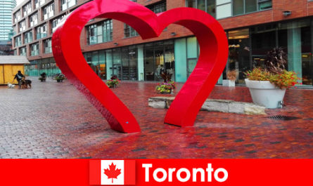 Toronto Kanada jako kolorowe miasto jest postrzegane przez zagranicznych turystów jako wielokulturowa metropolia