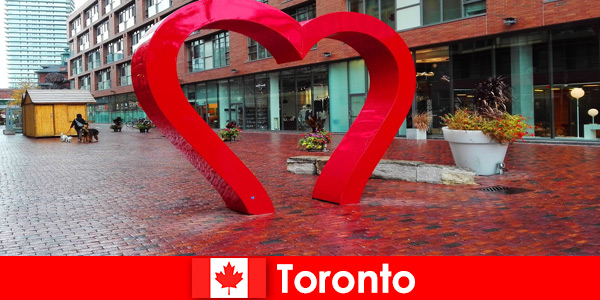Toronto Kanada jako kolorowe miasto jest postrzegane przez zagranicznych turystów jako wielokulturowa metropolia