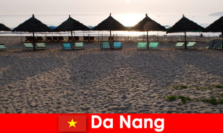 Luksusowe kurorty na pięknych piaszczystych plażach dla wczasowiczów w Da Nang w Wietnamie