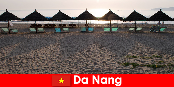 Luksusowe kurorty na pięknych piaszczystych plażach dla wczasowiczów w Da Nang w Wietnamie