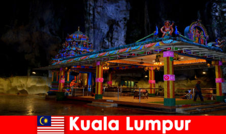 Kuala Lumpur Malezja daje podróżnikom dogłębny wgląd w starożytne jaskinie wapienne
