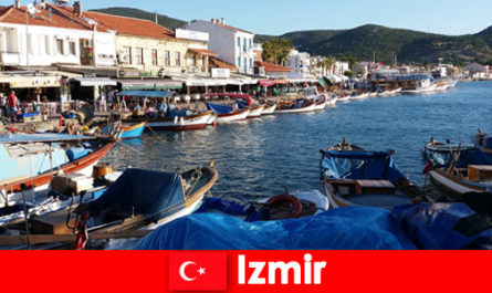 Aktywni podróżnicy dojeżdżają między miastem a plażą w Izmirze w Turcji