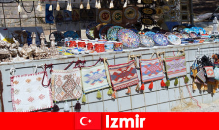 Spacerowanie dla nieznajomych na bazarach w Izmirze w Turcji