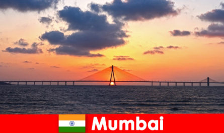 Podróżujący z Azji są entuzjastycznie nastawieni do nowoczesności i tradycji w Bombaju w Indiach
