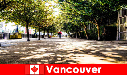 Kanadyjscy przewodnicy miejscy Vancouver towarzyszą zagranicznym turystom w lokalnych zakątkach