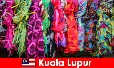 Turyści kulturalni w Kuala Lumpur w Malezji doświadczają doskonałego kunsztu