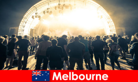 Co roku nieznajomi uczestniczą w darmowych koncertach plenerowych w Melbourne w Australii
