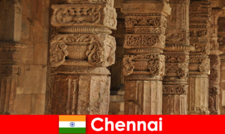 Cudzoziemcy odwiedzają Chennai w Indiach, aby zobaczyć wspaniałe kolorowe świątynie