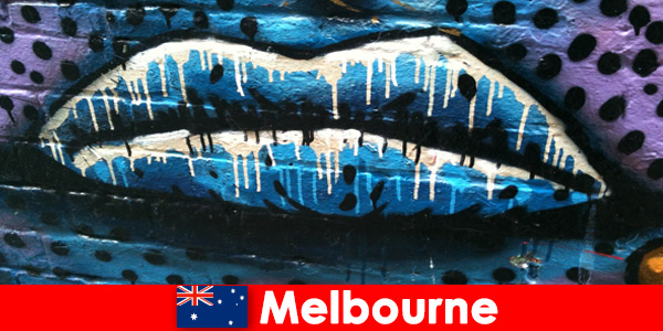 Podróżni podziwiają światowej sławy sztukę uliczną Melbourne w Australii