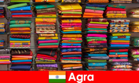 Grupy wycieczkowe z zagranicy kupują tanie tkaniny jedwabne w Agra India