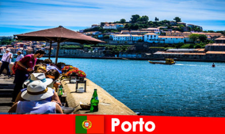Miejsce dla krótkich urlopowiczów do wspaniałych restauracji rybnych w porcie w Porto Portugalia