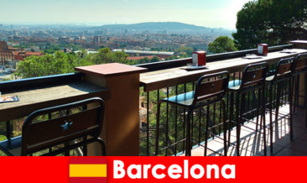 Czysta atmosfera wielkiego miasta dla odwiedzających Barcelonę w Hiszpanii z barami, restauracjami i sceną artystyczną