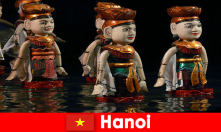 Znane przedstawienia w wodnym teatrze lalek inspirują obcych w Hanoi w Wietnamie