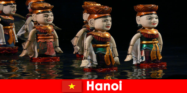 Znane przedstawienia w wodnym teatrze lalek inspirują obcych w Hanoi w Wietnamie