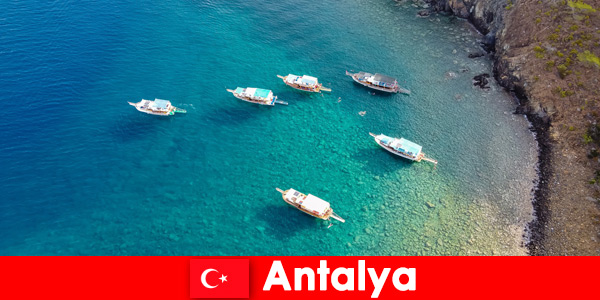 Turyści wykorzystują ostatnią porę słońca na wakacje w Antalya Turcja