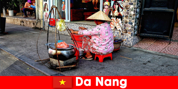 Nieznajomi zanurzają się w świat ulicznej kuchni Da Nang w Wietnamie