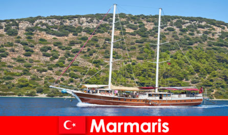 Wakacyjna wycieczka dla młodych turystów z popularnymi wycieczkami łodzią w Marmaris Turcja