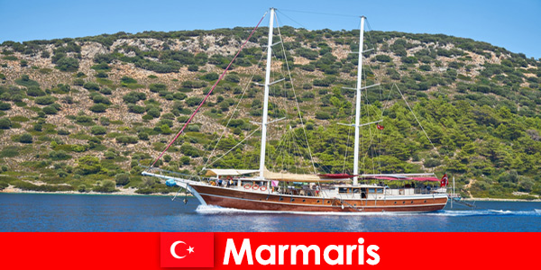 Wakacyjna wycieczka dla młodych turystów z popularnymi wycieczkami łodzią w Marmaris Turcja