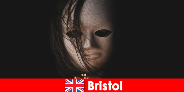 Doświadczenia teatralne w Bristolu w Anglii poprzez taniec z muzyką komediową dla ciekawskich podróżników