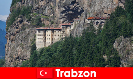 Ruiny starego klasztoru w Trabzon Turcja zapraszają ciekawskich turystów do odwiedzenia