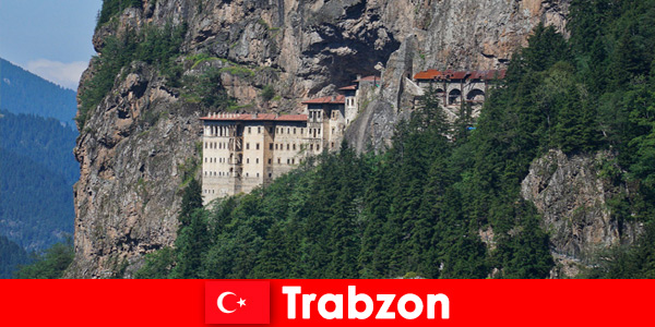 Ruiny starego klasztoru w Trabzon Turcja zapraszają ciekawskich turystów do odwiedzenia