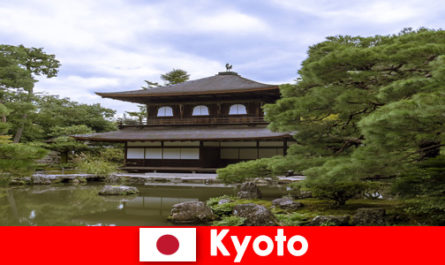 Oryginalne sklepy ze starym rzemiosłem dla turystów w Kioto w Japonii