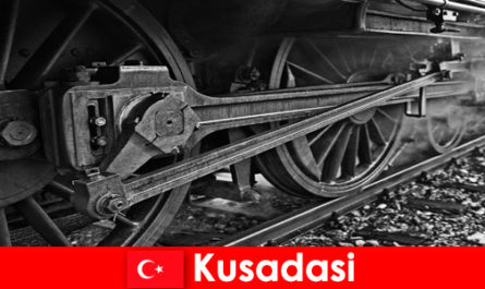 Hobbystyczni turyści odwiedzają skansen starych lokomotyw w Kusadasi w Turcji