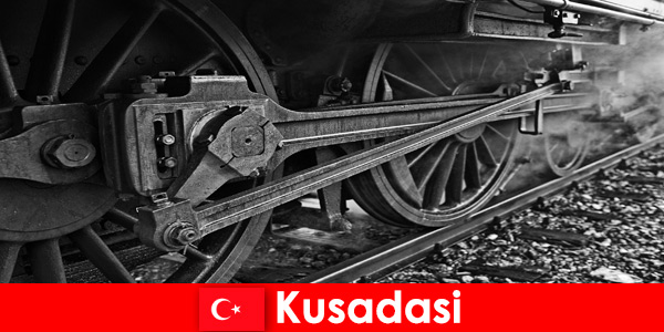 Hobbystyczni turyści odwiedzają skansen starych lokomotyw w Kusadasi w Turcji