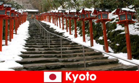 Piękna zimowa sceneria w Kioto w Japonii dla urlopowiczów spa