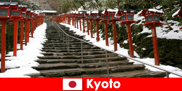 Piękna zimowa sceneria w Kioto w Japonii dla urlopowiczów spa