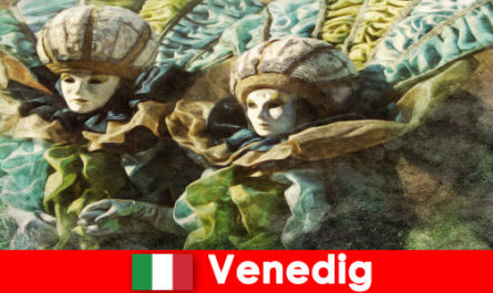 Karnawałowe widowisko dla turystów w lagunie Wenecji we Włoszech