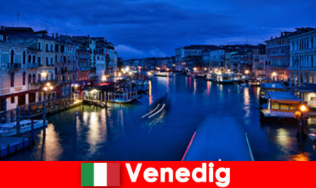 Włochy Wenecja Namiętne kobiety jako towarzyszki podróży na atrakcyjnych wycieczkach łodzią