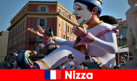 Wycieczka dla carnavalistów z rodziną na tradycyjną paradę karnawałową w Nicei we Francji