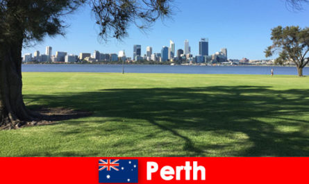 Podróż przygodowa z przyjaciółmi przez miejski krajobraz w Perth w Australii