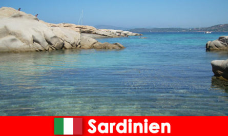 Sardynia Włochy oferuje morze, piasek i czyste słońce dla obcokrajowców